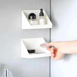 Mensola portaoggetti angolare da parete dettaglio, organizer in plastica bianca per bagno.