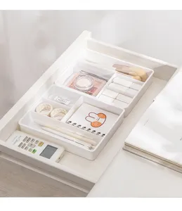 Vista dettagliata dei comparti dell'organizer per cassetti bianco, soluzione da scrivania.