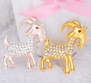 Vista dettagliata della spilla capra in strass lucidi, bellissimo accessorio in lega.