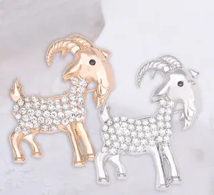 Dettaglio spilla capra con strass squisito, elegante design di animali per maglione e cappotto chic.