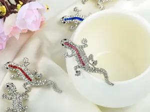 Detailansicht einer glitzernden Strass-Gecko-Brosche, eleganter Schmuck für Bekleidung.