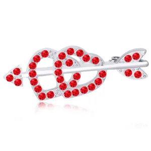 Spilla color argento a doppio cuore con freccia e brillanti strass rossi per look elegante.
