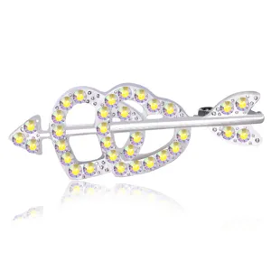 Splendida spilla a doppio cuore con freccia e strass iridescenti, elegante gioiello di moda.