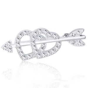 Primo piano dettagliato di una elegante spilla a doppio cuore in strass con lega argentata.