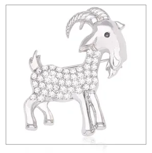 Primo piano dettaglio della spilla capra cristallo argento, strass brillanti ed eleganti.