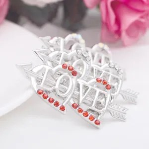 Broche coeur LOVE argentée avec cristaux rouges et design de flèche cadeau saint valentin