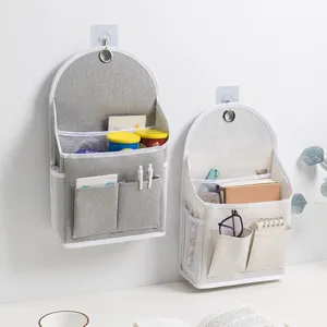 Gedetailleerd overzicht van de stoffen opbergtas voor aan de muur met meerdere vakken.