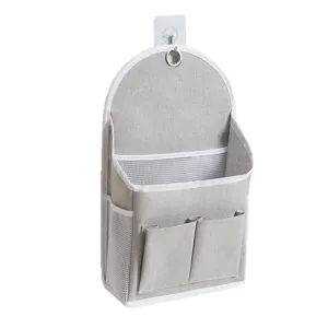 Aan de muur hangende opbergtas met meerdere gaasvakken voor een opgeruimde kamer.