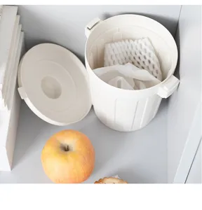 Dettaglio di piccolo cestino da scrivania, piccolo secchio in plastica con coperchio.