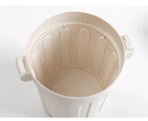 Vista dettagliata del mini cestino da scrivania, pattumiera in plastica beige con manici.