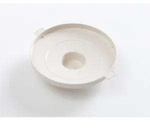 Primo piano del coperchio del piccolo cestino da scrivania in plastica beige chiaro.