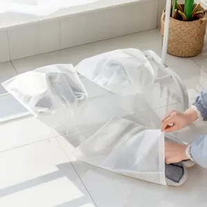 Vlies Schuh Staubschutzhülle Detail zeigt atmungsaktives Design für weiße Sneaker Trocknung.