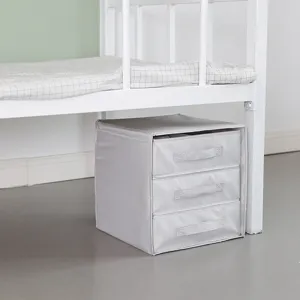 Dettagli della scatola portaoggetti in tessuto grigio con 3 cassetti sotto il letto.