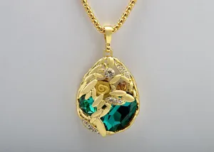 Collier pendentif goutte plaqué or avec cristal vert et détails de feuilles délicats.