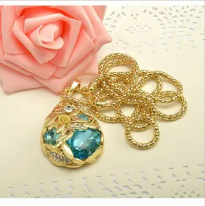 Collier long cristal bleu plaque or avec pendentif ble enepi pull femme vue principale