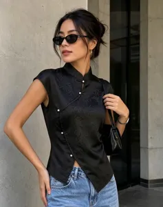 Schwarzes Jacquard-Aermelloses Top mit Stehkragen und eleganten Perlenknopf-Details.