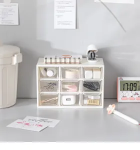 Vista dettagliata dell'organizer da scrivania bianco a 9 scomparti con cassetti trasparenti.