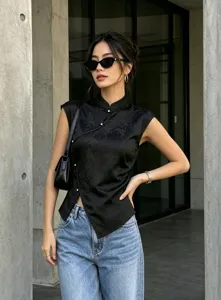 Neues chinesisches schwarzes Jacquard-Ärmelloses Oberteil mit Stehkragen und asymmetrischem Saum.