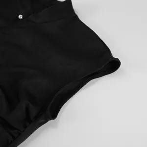 Detailansicht eines schwarzen Jacquard-Ärmellosen Tops mit Stehkragen und Perlenknöpfen.