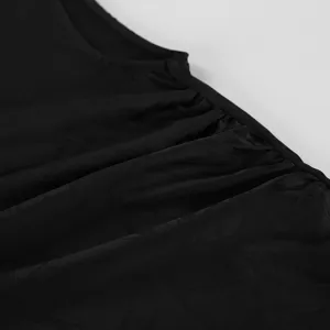 Detailansicht des schwarzen Jacquard-Ärmellos-Oberteils mit gerafftem Kragendesign.