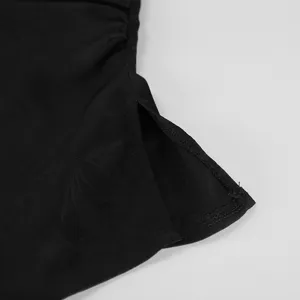 Nahaufnahme Detail des schwarzen chinesischen ärmellosen Oberteils Seitenschlitz Jacquard.
