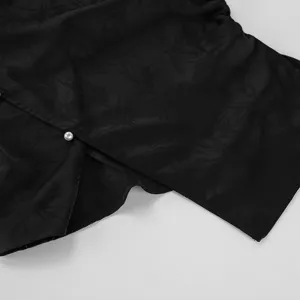 Schwarzes chinesisches Jacquard-Top im Detail mit elegantem Wickelfront und Perlenknöpfen.
