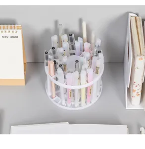 Witte roterende bureau-organizer voor pennen, make-upkwasten en cosmetica-opslag.