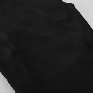 Nahaufnahme Detail des chinesischen schwarzen Jacquard ärmellosen Oberteils, feine Stoffstruktur.