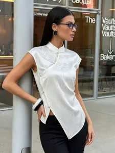 Elegante top smanicato in stile cinese in raso jacquard con collo mandarino asimmetrico