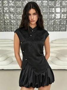 Top smanicato nero in jacquard in stile cinese moderno con colletto mao e bottoni di perla.
