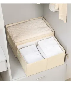 Scatola porta abiti in tessuto beige per armadio con scomparti organizzati per vestiti.