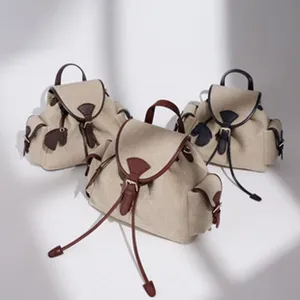 Mochila informal de lona y cuero minimalista ideal para el uso diario urbano.