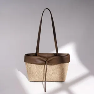 Vista detallada del bolso tote coreano de paja y cuero con un amplio espacio interior.