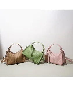 Vue détaillée de sacs à main en cuir tressé marron, vert et rose avec finitions métalliques.