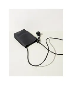 Nahaufnahme Detail der schwarzen Leder Mini Umhängetasche für Handys mit stylischem Knoten.