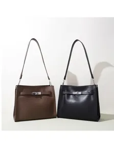 Detalle en primer plano de elegantes bolsos de cuero con cierre de vuelta de metal.