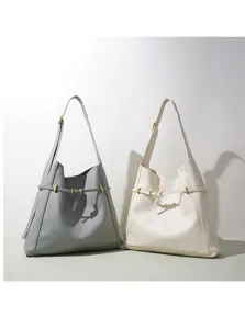 Detailansicht der großen Schulter-Tote-Tasche aus Leder mit Metall-Schnallen-Gurt-Design.
