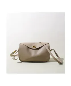 Vue détaillée du sac à bandoulière minimaliste pour femme en cuir véritable taupe chic