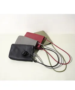 Echte Leder Mini Umhängetasche für Handy mit stylischem Knotengurt und weichem Design.