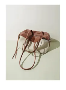 Vue détaillée du sac boston élégant en toile et cuir avec un grand espace de rangement.
