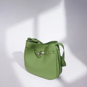Bolso cubo de cuero verde con cierre de metal, bolso cruzado minimalista y elegante.