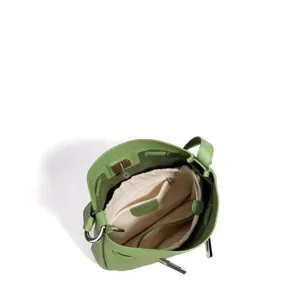 Bolso cubo de cuero verde con elegante cierre de giro, interior espacioso y forro.