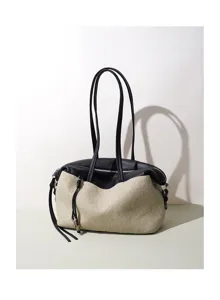 Vue détaillée du sac porté épaule minimaliste en toile et cuir avec patchwork tendance.