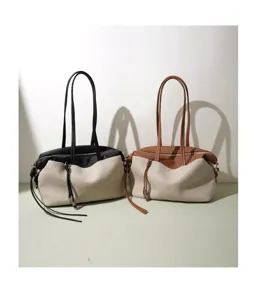 Gros plan sur le sac cabas stylé en coton lin et cuir avec des poignées doubles élégantes.