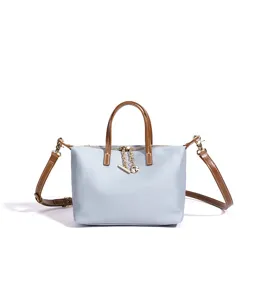 Vista dettagliata della borsa azzurra con cuciture raffinate e accessori metallici dorati.