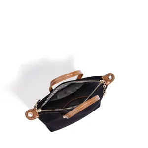 Borsa shopper in tela con manici in pelle vista dall'alto, elegante borsa casual.