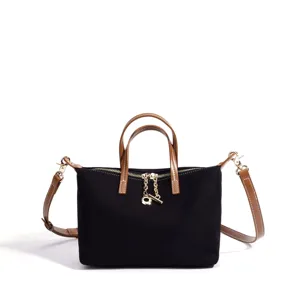 Borsa a tracolla casual in tela da donna con manici in pelle per uso quotidiano.