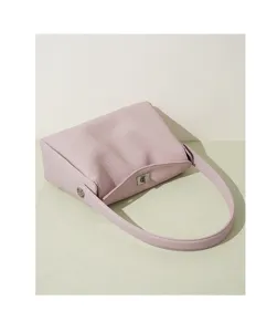 Élégant sac porté épaule en cuir rose pour femme, sac à main chic avec serrure en métal.