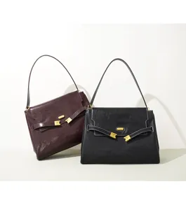 Sac à main en cuir de qualité avec détails dorés, idéal pour les déplacements élégants quotidiens.