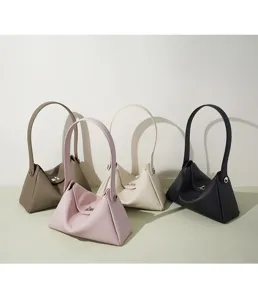 Sac à bandoulière élégant en cuir pour femme, sac à main minimaliste pour le travail.